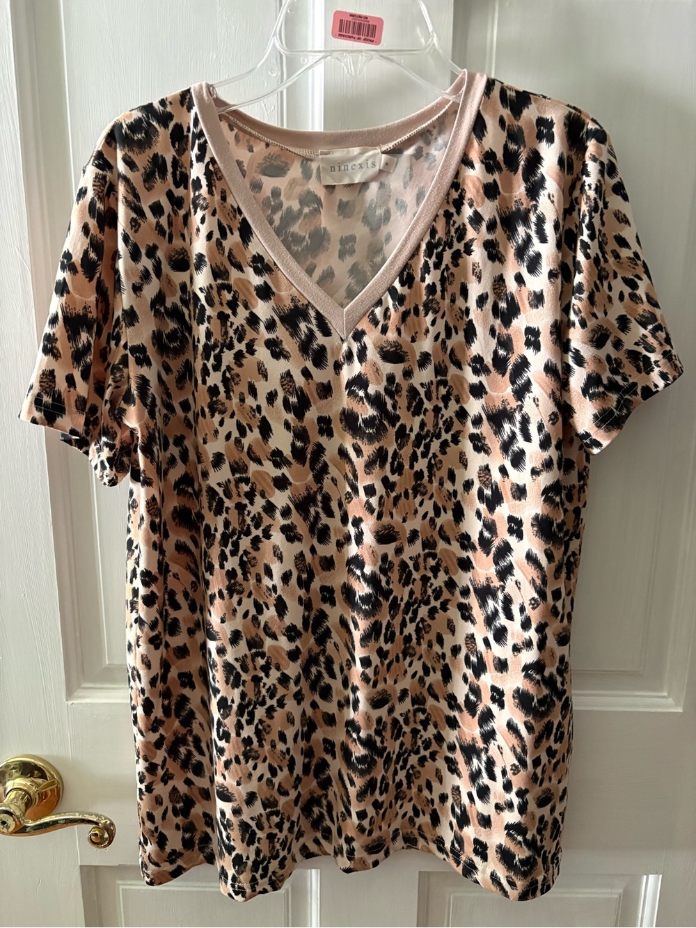 Ninexis Leopard Print V-Neck Short Sleeve Top in Blush